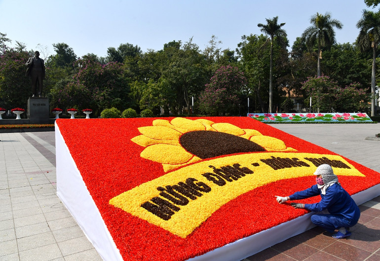 Khẩu hiệu “Mừng Đảng, mừng Xuân” được trang trí bằng hoa tại khu vực vườn hoa Lê-nin. Hà Nội rực rỡ cờ hoa chào mừng Đại hội lần thứ XIII của Đảng -0