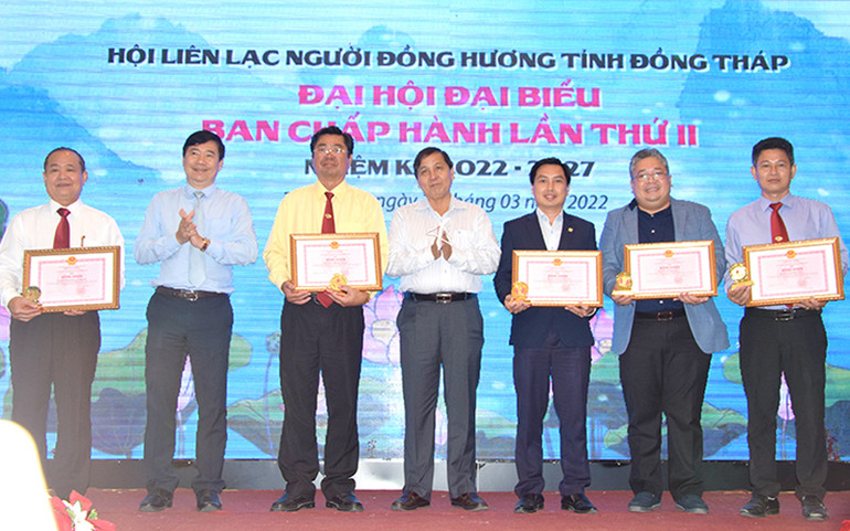 Lãnh đạo tỉnh trao Bằng khen cho tập thể, cá nhân có thành tích xuất sắc trong hoạt động Hội. Hơn 108 tỷ đồng phục vụ an sinh xã hội cho quê hương Đồng Tháp -0