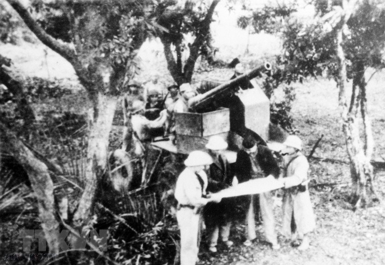 Vào lúc 20 giờ ngày 19/12/1946, những loạt đại bác của ta từ pháo đài Láng bắn vào các mục tiêu của Pháp trong thành phố, chính thức mở đầu cuộc kháng chiến chống Pháp. (Ảnh: Nguyễn Bả Khoản/TTXVN) 75 năm toàn quốc kháng chiến: Quyết tử cho Tổ quốc quyết sinh -0