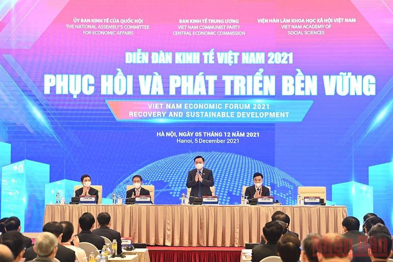 Chủ tịch Quốc hội Vương Đình Huệ và các đại biểu tại Diễn đàn. Chủ tịch Quốc hội Vương Đình Huệ chủ trì Diễn đàn kinh tế Việt Nam năm 2021 -0