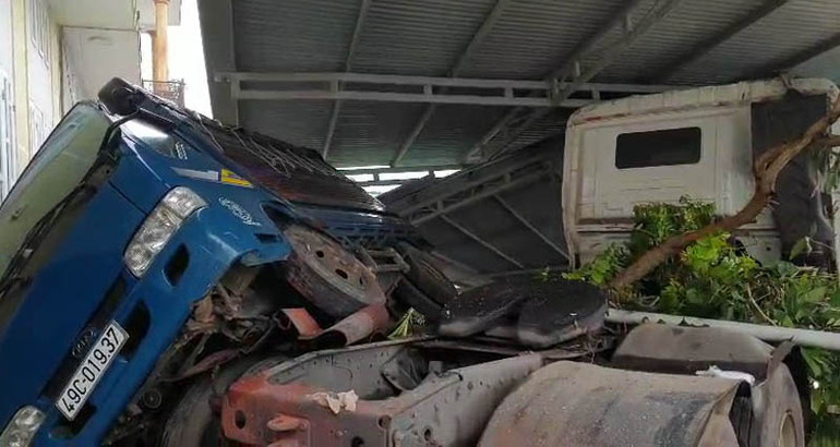 Xe bồn gãy đôi sau khi tông nhiều nhà người dân trên quốc lộ 20 -0