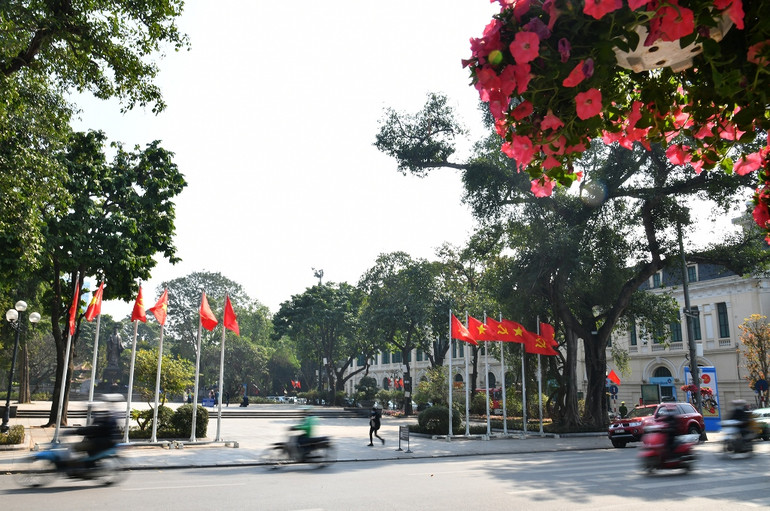 Cờ Đảng, cờ Tổ quốc tung bay tại khu vực Tượng đài Lý Thái Tổ. Hà Nội rực rỡ cờ hoa chào mừng Đại hội lần thứ XIII của Đảng -0