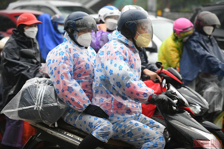 Người dân các tỉnh đội mưa đổ về Hà Nội ngày cuối kỳ nghỉ Tết Nguyên đán Nhâm Dần -0