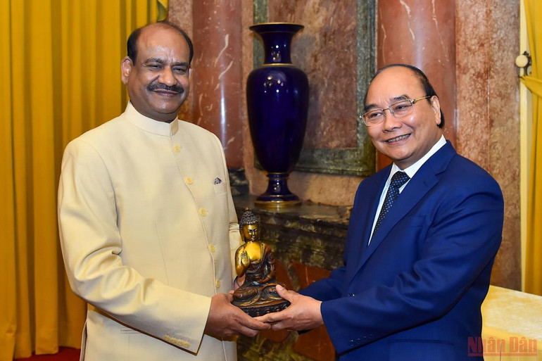 Chủ tịch nước Nguyễn Xuân Phúc tiếp Chủ tịch Hạ viện Cộng hòa Ấn Độ  -0