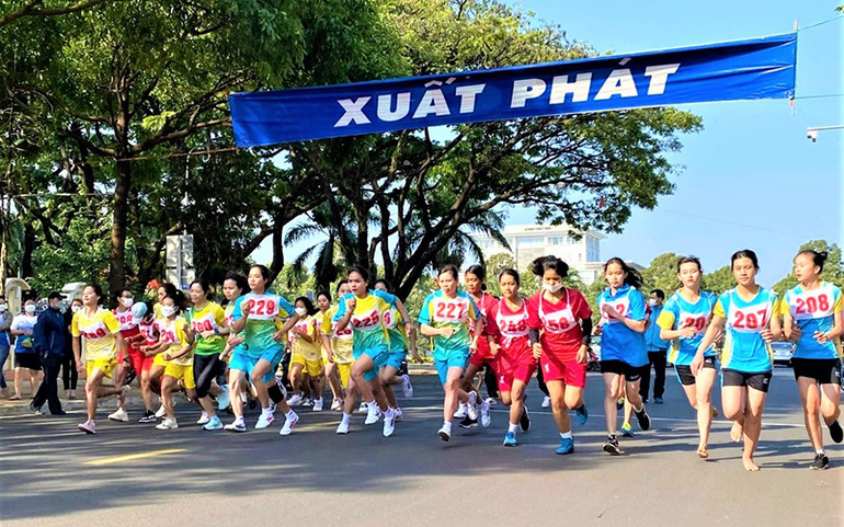 Các vận động viên tham gia thi đấu ở nội dung chạy việt dã nữ. Khai mạc Hội thi thể thao các dân tộc thiểu số tỉnh Đắk Lắk năm 2022 -0