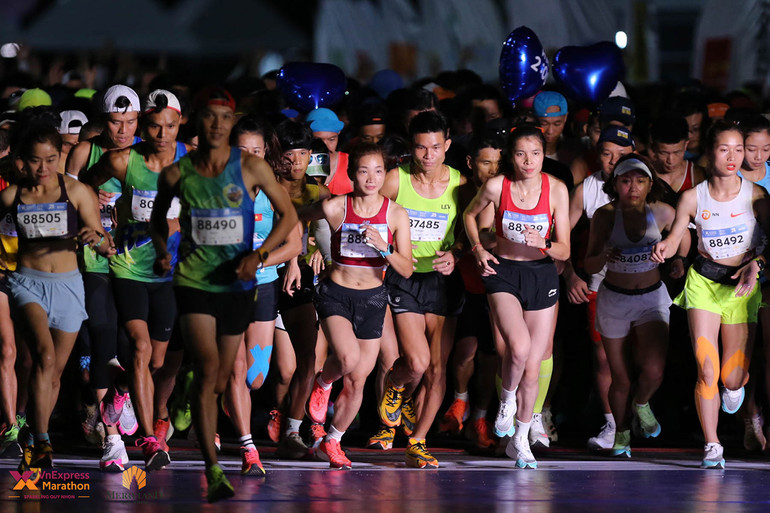 Các vận động viên tại cuộc thi. (Ảnh: VnExpress) Gần 10.000 người tham gia VnExpress Marathon Sparkling Quy Nhơn 2022 -0