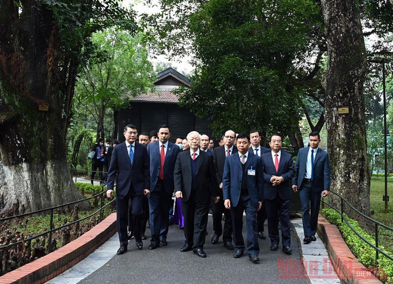 Tổng Bí thư, Chủ tịch nước Nguyễn Phú Trọng dâng hương tưởng nhớ Chủ tịch Hồ Chí Minh tại Nhà 67 -0