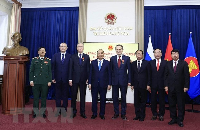 Chủ tịch nước trao huân chương cho lãnh đạo quân đội, an ninh LB Nga -0