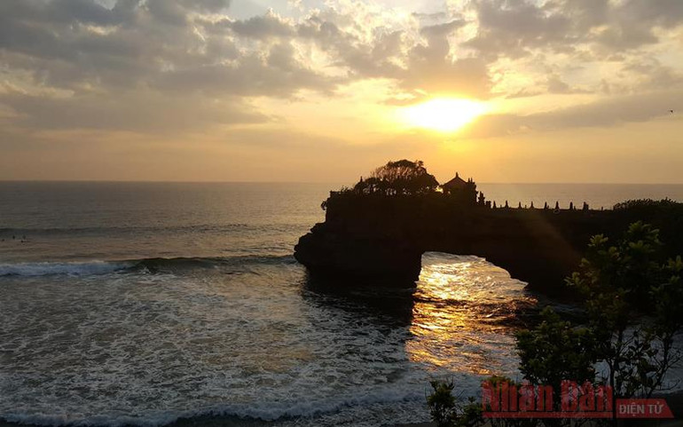 Hoàng hôn ở đền Tanah Lot luôn là khoảnh khắc thu hút du khách khi tới đảo Bali (Ảnh: N.T) Indonesia nỗ lực vực dậy ngành du lịch -0