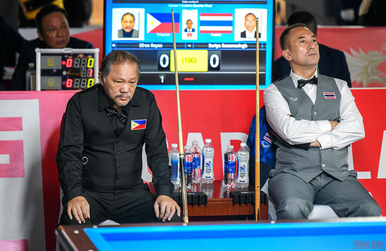 14 giờ chiều 16/5, trận đấu đầu tiên của phù thủy bi-a Efren Reyes đã diễn ra. Đây là trận tứ kết nội dung carom 1 băng. Đối thủ của huyền thoại người Philippines là tay cơ Thái Lan Suriya Suwanasignh.