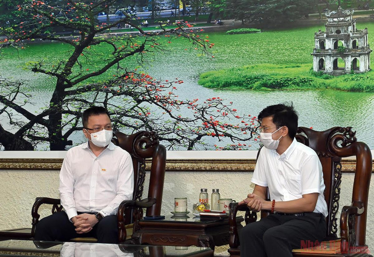 Tổng Biên tập Báo Nhân Dân Lê Quốc Minh trao đổi với GS, TS Hoàng Anh Tuấn, Hiệu trưởng Trường đại học Khoa học Xã hội và Nhân văn. Báo Nhân Dân trao 200 triệu đồng hỗ trợ sinh viên bị ảnh hưởng dịch bệnh Covid-19 -0