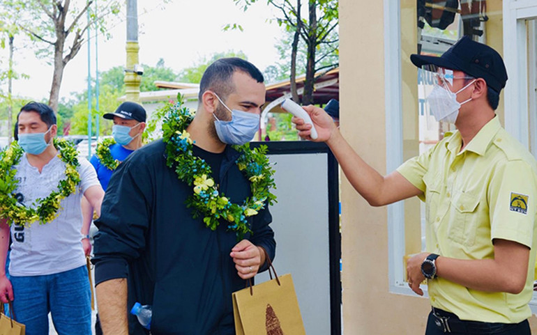 Đo thân nhiệt du khách quốc tế trước khi tham quan Mỹ Sơn. Những du khách quốc tế đầu tiên tham quan Mỹ Sơn -0