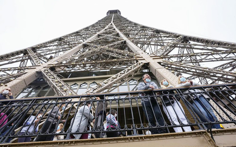 Sau gần 9 tháng, du khách đã được ngắm toàn cảnh Paris từ Tháp Eiffel -0
