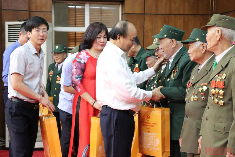 Chủ tịch nước Nguyễn Xuân Phúc tặng quà cựu chiến sĩ Điện Biên -0