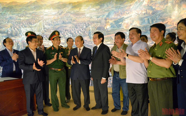 Chủ tịch nước Nguyễn Xuân Phúc cùng nguyên Chủ tịch nước Trương Tấn Sang tham quan bức tranh panorama tại Bảo tàng chiến thắng Điện Biên Phủ. Chủ tịch nước Nguyễn Xuân Phúc tặng quà cựu chiến sĩ Điện Biên -0
