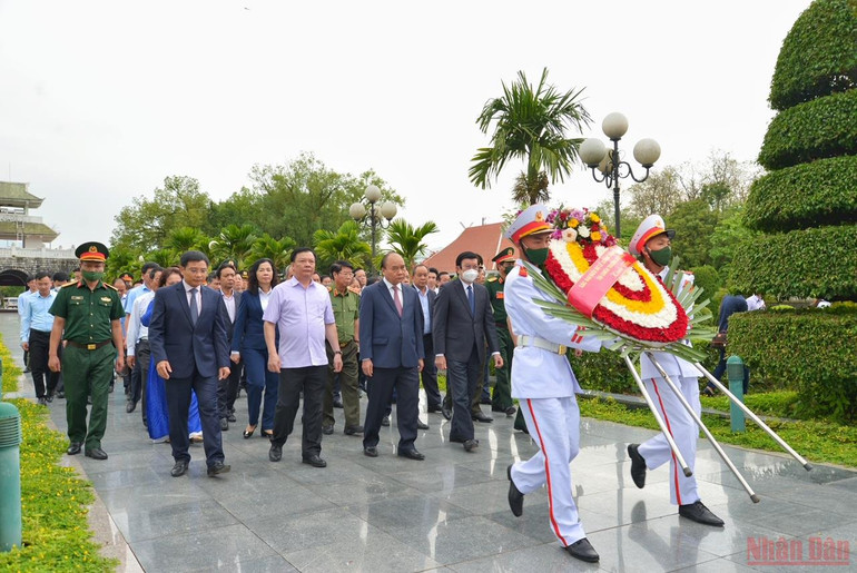 Chủ tịch nước Nguyễn Xuân Phúc tặng quà cựu chiến sĩ Điện Biên -0