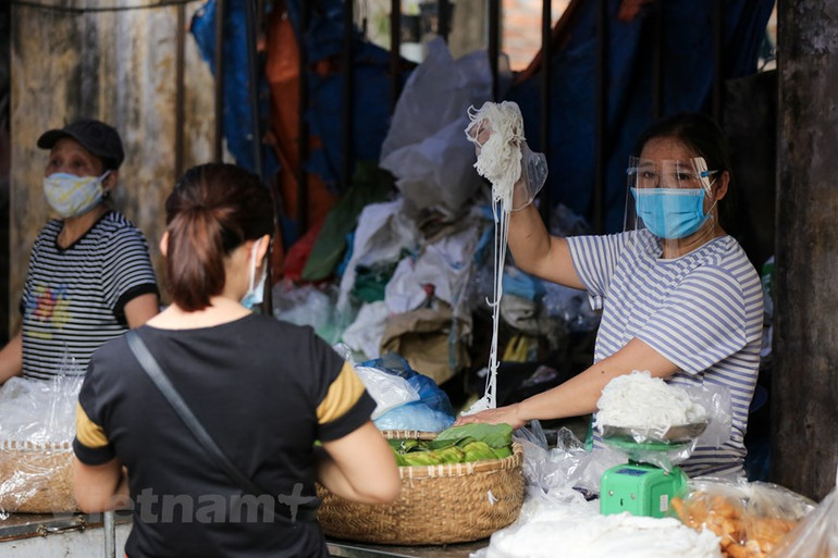 Người dân Thủ đô xếp hàng dùng thẻ để đi chợ thời Covid-19 -0