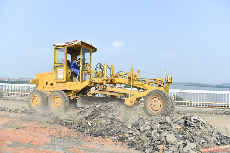 Cận cảnh “đại công trường” sửa chữa, nâng cấp mặt cầu Thăng Long -0