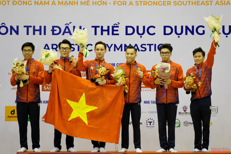 Đội tuyển Thể dục dụng cụ nam Việt Nam giành Huy chương Vàng. (Ảnh: Minh Phú) Vượt trội ở phần thi đồng đội -0