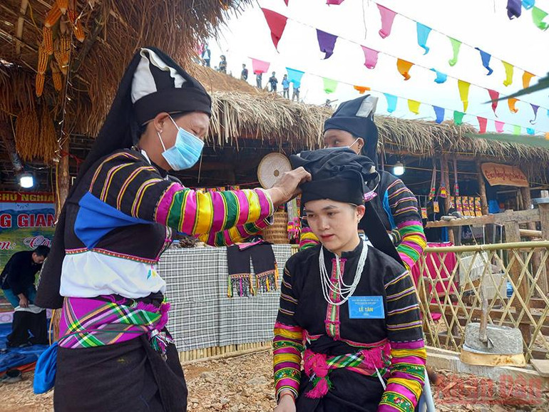 Chuẩn bị trang phục cho ngày hội. Đậm đà bản sắc trong ngày hội văn hóa dân tộc Lô Lô huyện Bảo Lâm -0