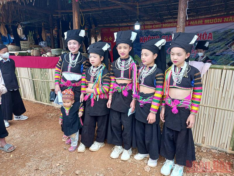 Lớp trẻ dân tộc Lô Lô. Đậm đà bản sắc trong ngày hội văn hóa dân tộc Lô Lô huyện Bảo Lâm -0
