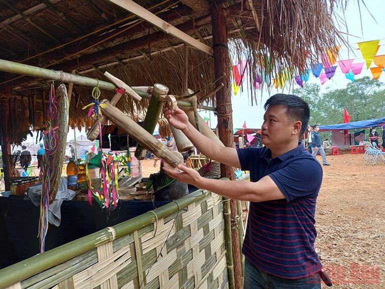 Xe gỗ là đồ chơi truyền thống của trẻ em dân tộc Lô Lô. Đậm đà bản sắc trong ngày hội văn hóa dân tộc Lô Lô huyện Bảo Lâm -0