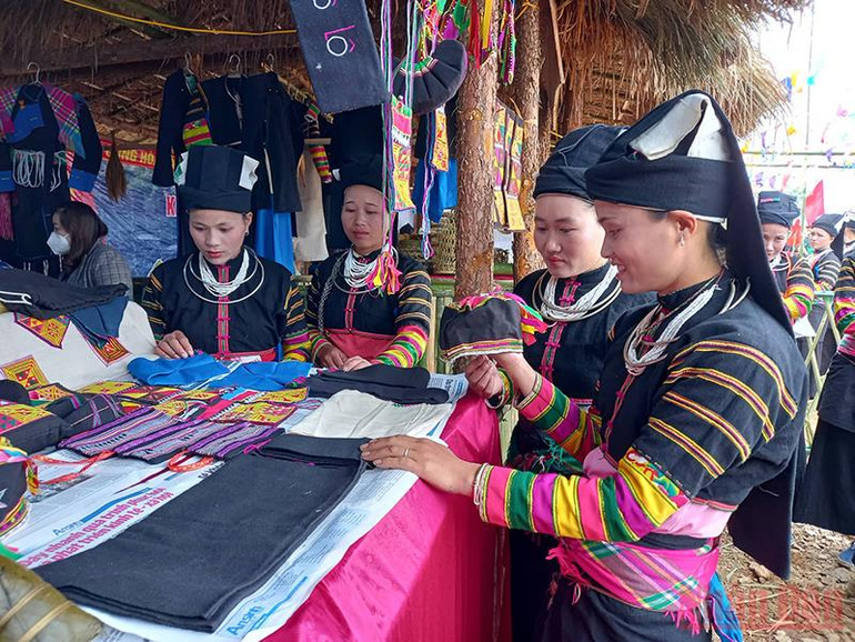 Bà con dân tộc Lô Lô bên đồ dùng thủ công dân tộc. Đậm đà bản sắc trong ngày hội văn hóa dân tộc Lô Lô huyện Bảo Lâm -0