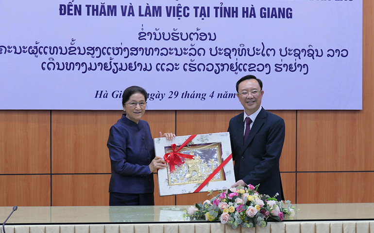 Phó Chủ tịch nước Cộng hòa dân chủ nhân dân Lào tặng quà cho lãnh đạo tỉnh Hà Giang. Phó Chủ tịch nước Cộng hòa Dân chủ Nhân dân Lào làm việc tại Hà Giang -0