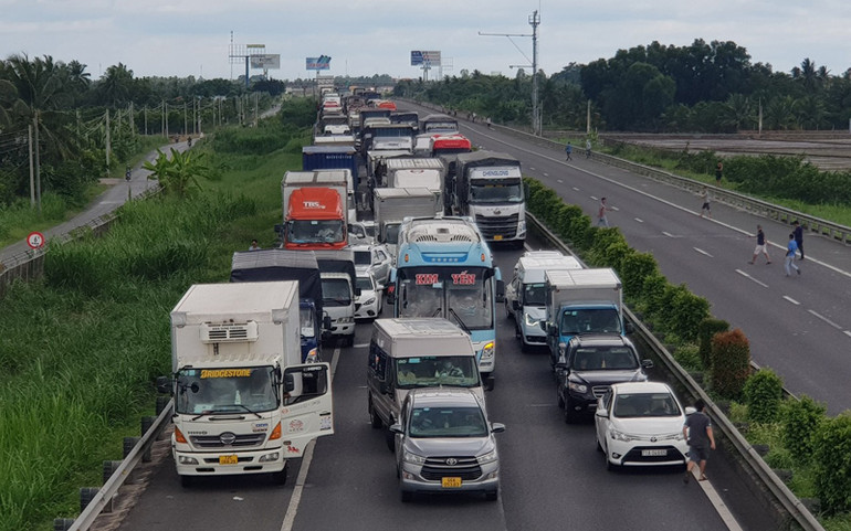 Vụ cháy làm kẹt xe nhiều km hướng từ Thành phố Hồ Chí Minh về Tiền Giang. Xe tải chở nhớt bốc cháy trên cao tốc Trung Lương-Thành phố Hồ Chí Minh -0