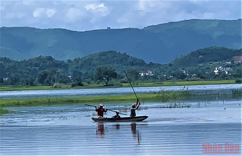 Cuộc sống của đồng bào M’nông ở buôn M’liêng gắn bó với nghề đánh bắt cá trên hồ Lắk bao đời nay. Buôn cổ bên hồ Lắk -0