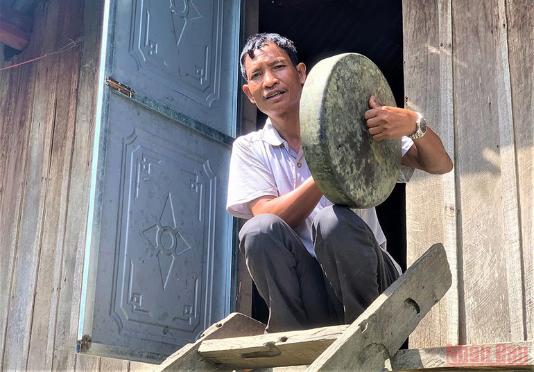 Nhiều gia đình đồng bào M’nông ở buôn M’liêng vẫn còn giữ gìn được nhiều bộ chiêng quý. Buôn cổ bên hồ Lắk -0