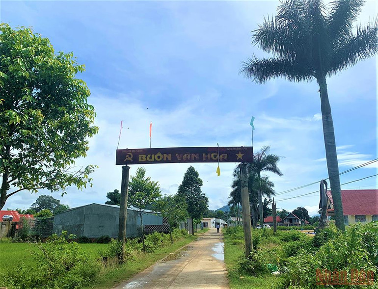 Cổng vào buôn cổ M’liêng. Buôn cổ bên hồ Lắk -0