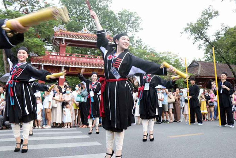 Các nghệ sĩ trình diễn nghệ thuật truyền thống của các dân tộc thiểu số. Festival Huế 2022: Rực rỡ sắc màu văn hóa trong lễ hội đường phố -0