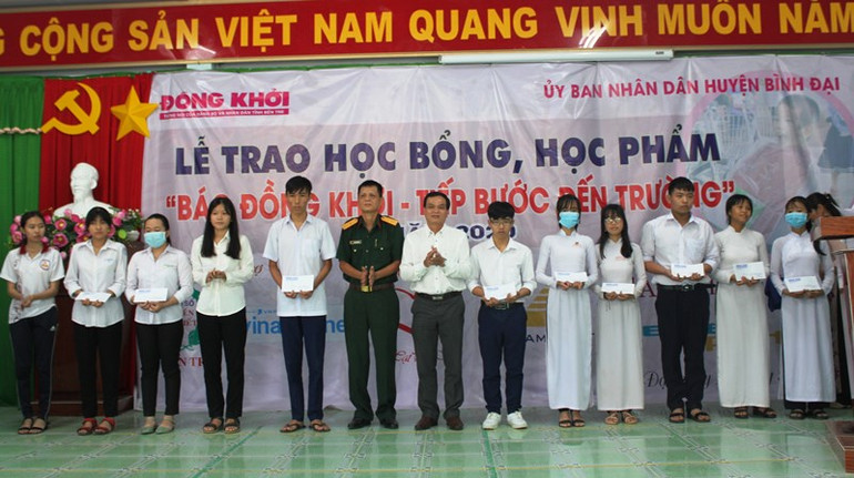 Trao 120 suất học bổng cho học sinh nghèo, hiếu học ở Bến Tre -0