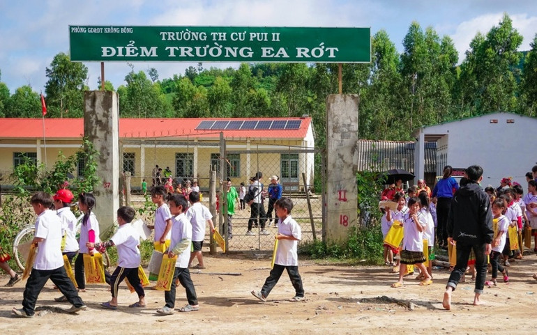 Ngày 4-9, điểm trường thôn Ea Rớt, Trường tiểu học Cư Pui 2 đã tổ chức khai giảng sớm bước vào năm học mới. IMG_0046-1599189958486.jpg