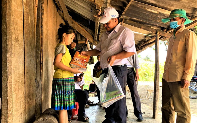 Đồng chí Nguyễn Văn Tâm, Bí thư Đảng ủy xã Cư Pui đến thăm, động viên con em trong xã trước thềm năm học mới. IMG_0041-1599189958892.jpg