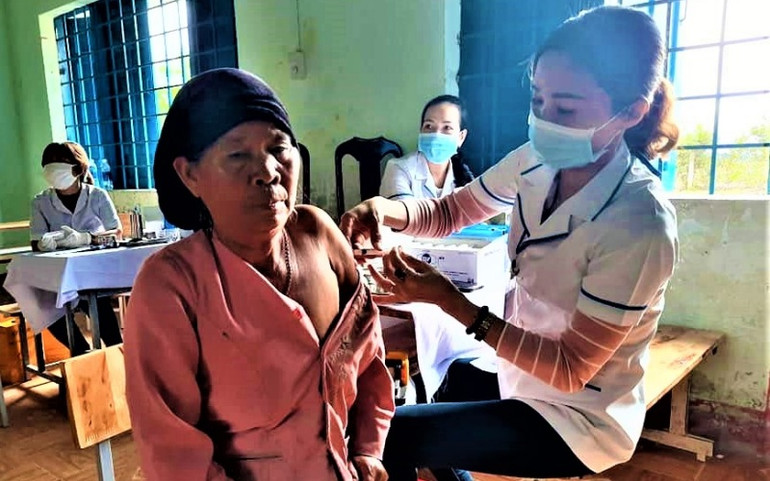 Người dân xã Cư Pui đi tiêm vaccine phòng bệnh bạch hầu. IMG_0039-1599189958970.jpg