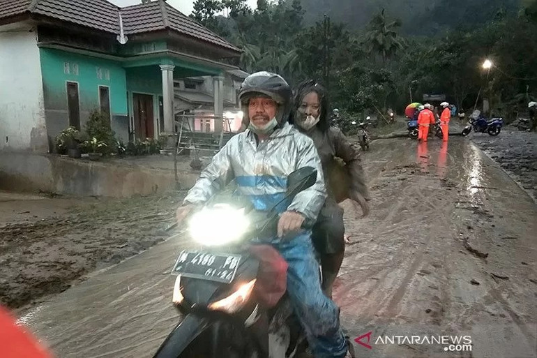 Người dân làng Sumberwuluh, huyện Lumajang, tỉnh Đông Java, Indonesia đi sơ tán do ảnh hưởng của núi lửa Semeru phun trào. (Ảnh: Antara) Núi lửa phun trào ở Indonesia, ít nhất 13 người thiệt mạng -0