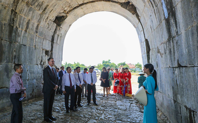 Đại sứ Kritenbrink theo dõi phần giới thiệu về lịch sử Thành nhà Hồ. Đại sứ quán Hoa Kỳ hỗ trợ tu sửa thành nhà Hồ -0
