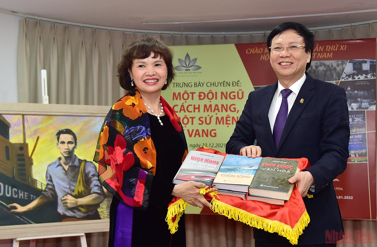 Trưng bày chuyên đề “Một đội ngũ cách mạng, một sứ mệnh vẻ vang” -2