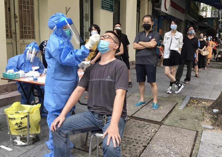 Hà Nội xét nghiệm diện rộng cho cư dân quanh Bệnh viện Việt - Đức -0