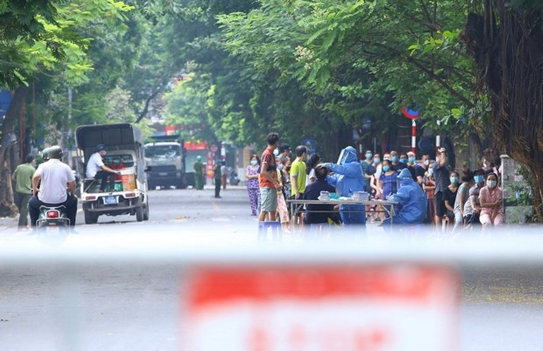 Hà Nội xét nghiệm diện rộng cho cư dân quanh Bệnh viện Việt - Đức -0