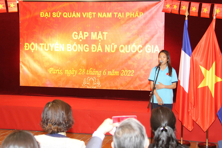 Đội trưởng Huỳnh Như cảm ơn sự chào đón nồng nhiệt của cộng đồng người Việt tại Pháp, khẳng định đội tuyển sẽ thi đấu hết mình trong trận giao hữu với đội tuyển Pháp. Giao lưu tại Pháp với Đội tuyển bóng đá nữ quốc gia -0