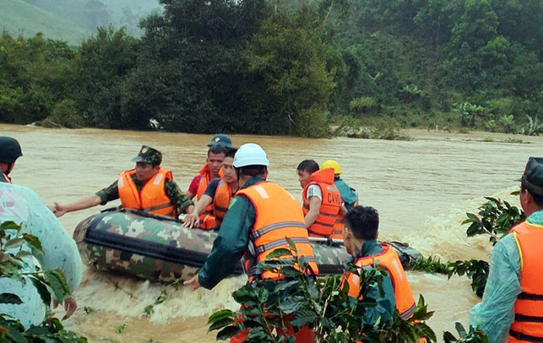 Tích cực tìm kiếm hai du khách bị lũ cuốn tại Lâm Đồng -0