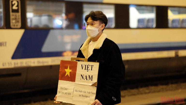 Những màu áo thanh niên trên biên giới Ukraine -0