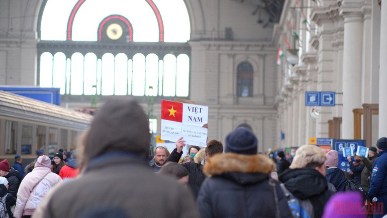Những màu áo thanh niên trên biên giới Ukraine -0