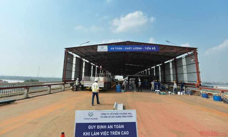 Cận cảnh “đại công trường” sửa chữa, nâng cấp mặt cầu Thăng Long -0