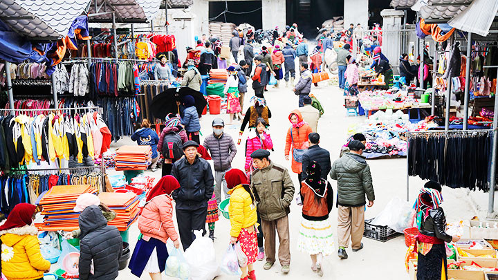 Phiên chợ lùi độc đáo ở Sà Phìn -1