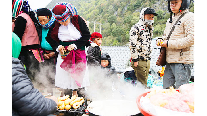 Phiên chợ lùi độc đáo ở Sà Phìn -1