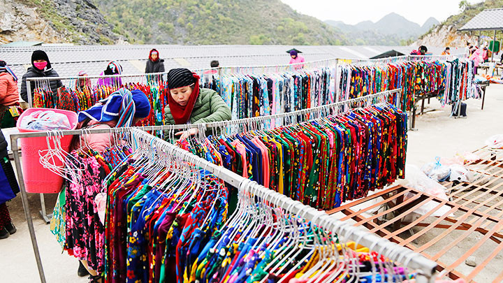 Phiên chợ lùi độc đáo ở Sà Phìn -1